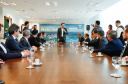 O governador Carlos Massa Ratinho Junior e o diretor-presidente da Itaipu, general Joaquim Silva e Luna, assinaram nesta quinta-feira (01), convênio para dar início à construção da segunda ponte ligando o Brasil ao Paraguai, em Foz do Iguaçu.