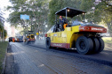 Do Bairro Novo ao Santa Cândida, 59 ruas de Curitiba passam por obras de recuperação e revitalização com apoio do Governo do Estado. O governador Carlos Massa Ratinho Junior e o prefeito Rafael Greca assinaram em março deste ano a homologação de obras de fresagem e recape em 47 quilômetros de vias de 36 bairros da Capital. O investimento soma R$ 25,3 milhões.