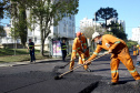 Do Bairro Novo ao Santa Cândida, 59 ruas de Curitiba passam por obras de recuperação e revitalização com apoio do Governo do Estado. O governador Carlos Massa Ratinho Junior e o prefeito Rafael Greca assinaram em março deste ano a homologação de obras de fresagem e recape em 47 quilômetros de vias de 36 bairros da Capital. O investimento soma R$ 25,3 milhões.