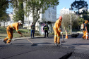 Do Bairro Novo ao Santa Cândida, 59 ruas de Curitiba passam por obras de recuperação e revitalização com apoio do Governo do Estado. O governador Carlos Massa Ratinho Junior e o prefeito Rafael Greca assinaram em março deste ano a homologação de obras de fresagem e recape em 47 quilômetros de vias de 36 bairros da Capital. O investimento soma R$ 25,3 milhões.