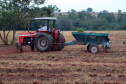 Aplicação do lodo em lavoura de Santa Fé, na Região Noroeste. Foto: Divulgação/Sanepar