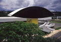 O Museu Oscar Niemeyer apresenta neste domingo (4) uma programação especial preparada pela equipe do Educativo. Das 11h às 14h, acontecerá a oficina de máscaras, que ensinará a técnica de produção tridimensional. Em seguida, às 14h30, a oficina será de noções de gravura com materiais alternativos.