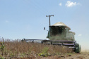 Máquinas cada vez mais altas cruzam os campos durante o plantio, a pulverização e a colheita da plantação. Mas a tecnologia que agiliza o trabalho no campo também exige uma atenção maior do produtor para um risco que nem sempre é lembrado: o toque acidental na fiação elétrica. Foto: Divulgação/Copel