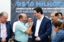 Novos veículos, ruas pavimentadas, construção de escola, de quadra de esportes e de barracões industriais estão entre os investimentos que 24 municípios do Oeste do Paraná farão com apoio do Governo do Estado. O governador Carlos Massa Ratinho Junior esteve nesta sexta-feira (09) em Toledo para assinar as licitações e homologações dos projetos.