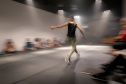 O Centro Juvenil de Artes Plásticas, de Curitiba, recebe nesta quarta-feira (14), às 14h30, o espetáculo de dança e música “Vário”, que propõe uma experiência diferente ao público: contribuir com a ambientação sonora e artística por meio da criação de sons e sugestão de movimentos.  Foto: Cayo Vieira