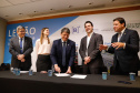 O governador Carlos Massa Ratinho Junior e o ministro da Infraestrutura, Tarcísio de Freitas, assinaram nesta terça-feira (13) um memorando de entendimento para o início de um trabalho conjunto de modelagem do novo programa de concessões de rodovias que cortam o Paraná.