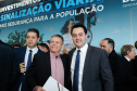 O governador Carlos Massa Ratinho Junior assinou nesta quarta-feira (14), no Palácio Iguaçu, a liberação de R$ 6 milhões para obras de sinalização viária em 39 cidades paranaenses. A iniciativa faz parte de um programa do Departamento de Trânsito do Paraná (Detran-PR) para regulamentar a circulação de veículos e pedestres.