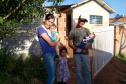  Os oito filhos e o casal Yonara e Rogério eliminaram a ligação direta e regularizaram a ligação de água com a Sanepar Foto: Divulgação/Sanepar


 