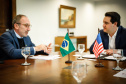 O governador Carlos Massa Ratinho Junior se reuniu nesta quinta-feira (22), no Palácio Iguaçu, com o cônsul-geral dos Estados Unidos em São Paulo, Adam Shub, para debater possíveis parcerias que atendam as áreas de educação e segurança pública. 