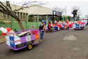 Ação de colégio doa carrinhos novos a catadores de papel. Foto: Divulgação/SEED