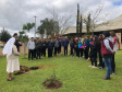 O controlador-geral do Estado Raul Siqueira, participa do plantio de árvore no Colégio Estadual Dom Pedro II, em Campo Largo. Foto: Divulgação/CGE