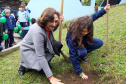 Miriam Karam - representando o secretário da Fazenda, René Garcia, participa do plantio de árvore no Colégio Estadual Jaime Canet. Foto: Divulgação/SESA