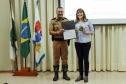 Curitiba, 24 de Outubro de 2019. 4º Seminário do BPRv. Foto: Maj QOPM Machado, Subcomandante do BPRv, entrega o certificado de agradecimento à palestrante Anelise Schmitz. 