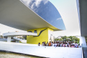 Um grupo de 45 integrantes do Movimento Brasileiro de Mulheres Cegas e com Baixa Visão visitou no sábado (26) o Museu Oscar Niemeyer (MON) com representantes de vários Estados brasileiros. Foto:Marcos Cantuario