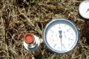 Uso de tensiômetro garante eficiência da irrigação no campo. Foto: Divulgação/Emater
