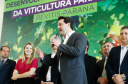 O governador Carlos Massa Ratinho Junior lançou nesta terça-feira (26), no Palácio Iguaçu, o programa Revitis, destinado a estimular a produção de uvas no Paraná. Iniciativa inédita no Estado, o programa está apoiado em quatro eixos: incentivo para a produção, reorganização da comercialização, desenvolvimento do turismo e apoio à agroindústria.