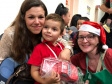 Brinquedos, sorrisos, esperança e, claro, o Papai Noel. Foi assim a segunda-feira (16) de cerca de 400 crianças que passam por tratamento no ambulatório e na pediatria do Hospital do Trabalhador (HT) e também no Centro de Atendimento Integral ao Fissurado Lábio-Palatal (Caif), em Curitiba. Foto: Andressa Oliveira/SESA