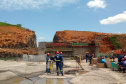As obras da Pequena Central Hidrelétrica Bela Vista avançam rapidamente em Verê, no sudoeste do Paraná. Esta semana, as equipes iniciam o lançamento  de concreto na barragem e no vertedouro que ficam no leito do rio Chopim.
Foto: Copel