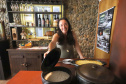 Tania Lopes, proprietária da pousada e restaurante Santuário Vitória Régia, no bairro Alto, em Antonina, litoral do Paraná.Antonina, 18-01-20.Foto: Arnaldo Alves / AEN.