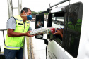 Caminhoneiros recebem kit alimentação no Porto de Paranaguá. Foto: Portos do Paraná