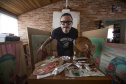 O artista Rafael Silveira trabalha em seu ateliê em Curitiba. Foto:MON