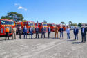 O governador Carlos Massa Ratinho Junior entregou nesta quarta-feira (22) novas viaturas, equipamentos de combate a incêndios florestais e aparelhos de atendimento a emergências derivadas da manipulação de produtos perigosos como forma de reforçar a estrutura de segurança pública do Paraná.