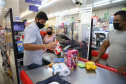 Utilizacao do Cartao Comida Boa  nesta terça-feira (12), em  Supermercado na cidade de Sarandi. O programa visa atender pessoas em vulnerabilidade social durante a Pandencia de Covid19.   12/05/2020 -  Foto: Geraldo Bubniak/AEN