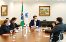 O Governo do Estado formalizou convênio com a prefeitura de Cascavel para reurbanização de um trecho de 1,8 quilômetro da Avenida Brasil, principal via de acesso à cidade, entre a Rua Corbélia e o Trevo Cataratas. O anúncio foi feito nesta terça-feira (26) pelo governador Carlos Massa Ratinho Junior durante reunião no Palácio Iguaçu com o prefeito do município, Leonaldo Paranhos.