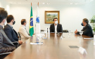 O governador Carlos Massa Ratinho Junior e o presidente da Adimax Indústria e Comércio de Alimentos, Adir Comunello, anunciaram nesta quarta-feira (27), em evento no Palácio Iguaçu, um novo investimento no Paraná. A indústria de fabricação e distribuição de alimentos para cães e gatos vai investir R$ 14,6 milhões na abertura de uma planta em Mandirituba, na Região Metropolitana de Curitiba. 