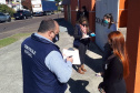 Equipe da Controladoria-Geral do Estado ouviu as pessoas que foram receber o benefício em Curitiba para saber a opinião sobre a forma de distribuição e colher sugestões.
Foto: CGE