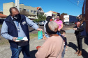 Equipe da Controladoria-Geral do Estado ouviu as pessoas que foram receber o benefício em Curitiba para saber a opinião sobre a forma de distribuição e colher sugestões.
Foto: CGE