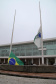 Ato de vandalismo na noite de segunda-feira exigiu a troca da bandeira, que foi instalada na tarde desta terça-feira (02), após remoção de pichações e conserto do mecanismo de hasteamento.
 Foto: Ari Dias/AEN