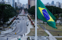 Ato de vandalismo na noite de segunda-feira exigiu a troca da bandeira, que foi instalada na tarde desta terça-feira (02), após remoção de pichações e conserto do mecanismo de hasteamento.
