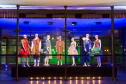 Teatro Guaíra faz exposição de figurinos na fachada