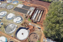 Do alto, o grande receptor circular em construção pela Companhia de Saneamento do Paraná (Sanepar) chama atenção. Ele é peça-chave na ampliação da Estação de Tratamento de Esgoto (ETE) Norte, em Londrina, na Região Norte do Paraná. Foto Gilson Abreu