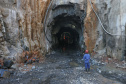 Construção de um túnel de 1,2 mil metros de extensão e oito metros de diâmetro, saindo do Parque de Exposições Jayme Canet Júnior e seguindo até o Rio Marrecas, pouco à frente do bairro Padre Ulrico. O túnel vai agilizar o escoamento da água para evitar que outros rios sejam represados e provoquem alagamentos na cidade de Francisco Beltrao. Foto: Geraldo Bubniak/AEN