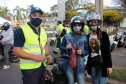 Curitiba, 27 de Julho de 2020. Em comemoração ao Dia do Motociclista, BPTran faz blitz educativa para distribuir antena corta linha.   - Soldado Ismael Ponchio.