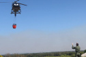 Helicóptero da PM auxilia no combate a incêndio em Ilha Grande. Foto:SESP