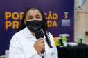 A enfermeira Lucimar Josiane de Oliveira, de 44 anos, foi a primeira pessoa vacinada contra a Covid-19 no Paraná. Junto com outros sete colegas que desde o início da pandemia atuam na linha de frente do Complexo Hospitalar do Trabalhador, às 21h48 desta segunda-feira (18), a parnanguara recebeu a primeira dose do imunizante, em evento na capela do Hospital do Trabalhador, em Curitiba.