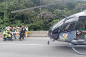 O Corpo de Bombeiros e o Batalhão de Polícia Militar de Operações Aéreas (BPMOA) estão ajudando no atendimento do acidente com um ônibus de turismo que ocorreu na manhã desta segunda-feira (25) na BR-376, próximo à Curva da Santa, em Guaratuba, no Litoral do Paraná.Foto: PRF