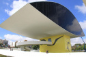 Obra do Paranacidade, o MON foi erguido em seis meses de trabalho ininterrupto. Maior Museu da América Latina, o Museu Oscar Niemeyer é um exemplo de arquitetura aliada à arte. Mais conhecido como museu do olho, por causa da sua torre, uma grande estrutura oval em vidro, o MON foi inaugurado em 2002 e sua construção chegou a ter 700 operários trabalhando em três turnos, 24 horas por dia.  -  Foto: Divulgação Paranacidade