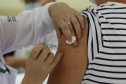 Em ritmo acelerado no processo de aplicação da vacina contra a Covid-19, 63 municípios do Paraná já começaram a imunizar pessoas a partir de 60 anos.  Foto: Geraldo Bubniak/AEN