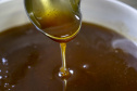 As exportações de mel, pelo Porto de Paranaguá, cresceram 31,65% neste primeiro quadrimestre, comparado com o período em 2020. O produto natural que deixou o país pelo terminal paranaense movimentou, de janeiro a abril, US$ 12,48 milhões. Quase toda carga exportada é produzida no próprio Estado, que está entre os três principais produtores do país. - Produção de mel
Ortigueira - Pr
Gilson Abreu/AEN