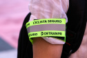 Ciclistas são orientados sobre medidas de segurança durante blitz da campanha Maio Amarelo em Curitiba - Curitiba, 20 de maio de 2021. Foto: Soldado Amanda Morais