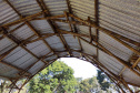 Sistema de captação de água da chuva, jardim das sensações, auditório ao ar livre feito com bambu, composteira, banco com gerador de energia solar para carregar equipamentos eletrônicos