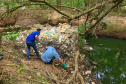 Mutirão retira quatro toneladas de lixo do Arroio da Ronda. Foto: Sanepar