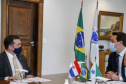 Governador Carlos Massa Ratinho Junior, recebe o embaixador do Paraguai no Brasil, Juan Ángel Delgadillo, e também o cônsul geral do Paraguai no Paraná, Carlos Fleitas Rodriguez -  Curitiba, 26/10/2021 - Foto Gilson Abreu/AEN