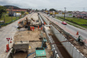 Trânsito em Matinhos continua com desvios durante obra de duplicação da PR-412. Foto: Geraldo Bubniak/AEN
