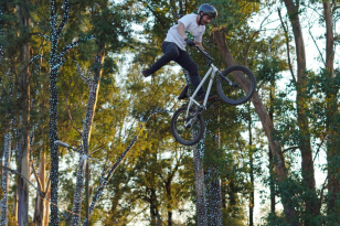 Freestyler jumping mostra sua capacidade de jogar uma bicicleta