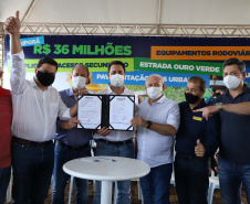 O governador Carlos Massa Ratinho Junior esteve nesta sexta-feira (19) no município de Ivaiporã e confirmou o repasse de R$ 36,1 milhões para obras de infraestrutura urbana e rodoviária. Foto: Ari Dias/AEN